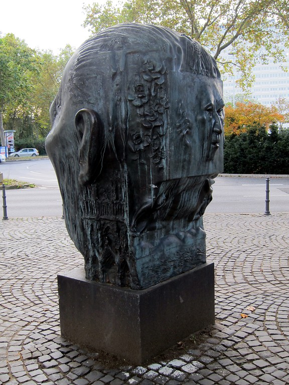 Die Seitenansicht des Adenauerkopfs, des Porträtkopfs des ersten Bundeskanzlers, Konrad Adenauer, geschaffen 1981/82 von Hubertus von Pilgrim, am Bundeskanzlerplatz vor dem ehemaligen Bundeskanzleramt in Bonn (2014)
