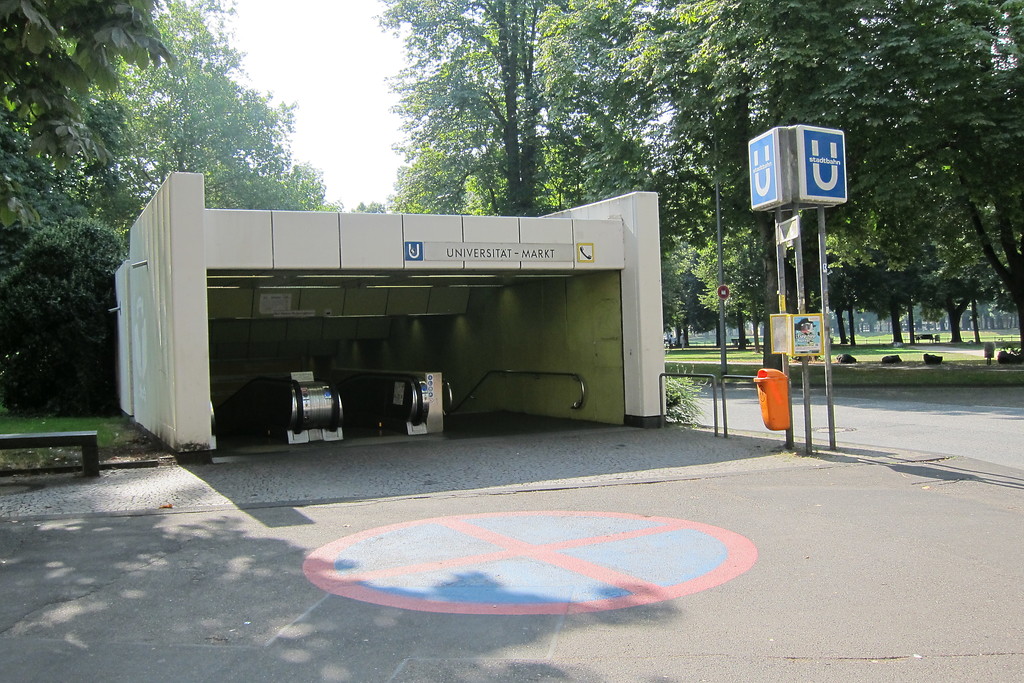 Östlicher Eingang zur U-Bahn-Station Universität/Markt (2013)