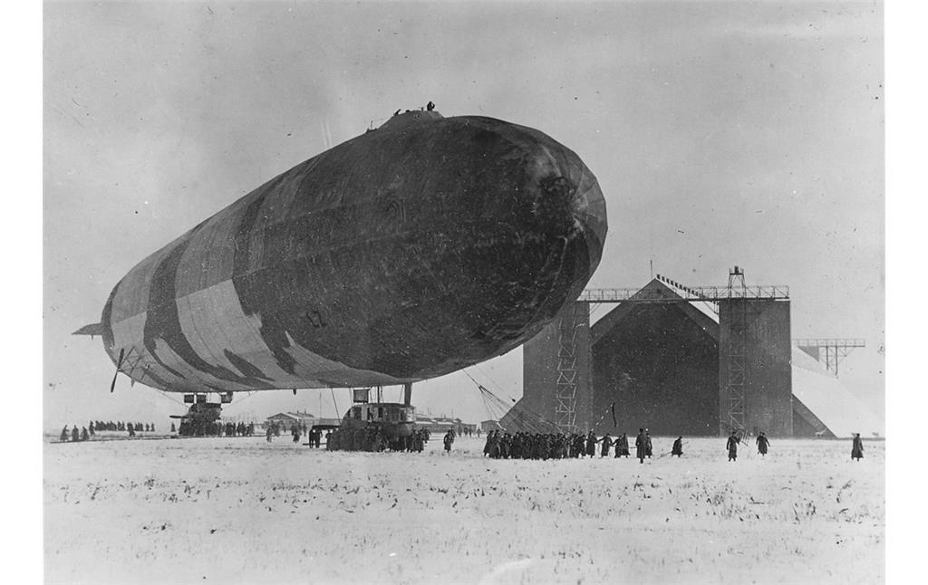 Historisches Foto von um 1915/17: Das Luftschiff LZ 77 (LZ 107) vor der Dürener Luftschiffhalle.