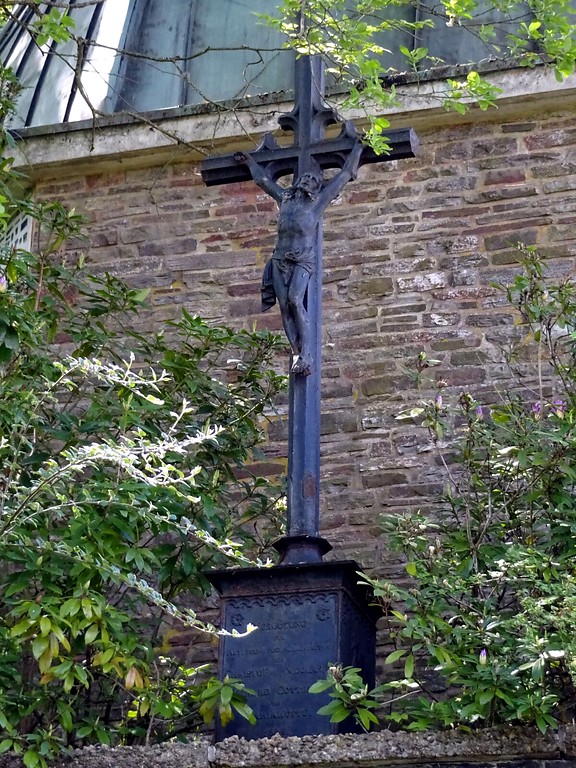 Gottbill-Kreuz hinter der Grabkapelle der Familie von Beulwitz in Nonnweiler (2016)