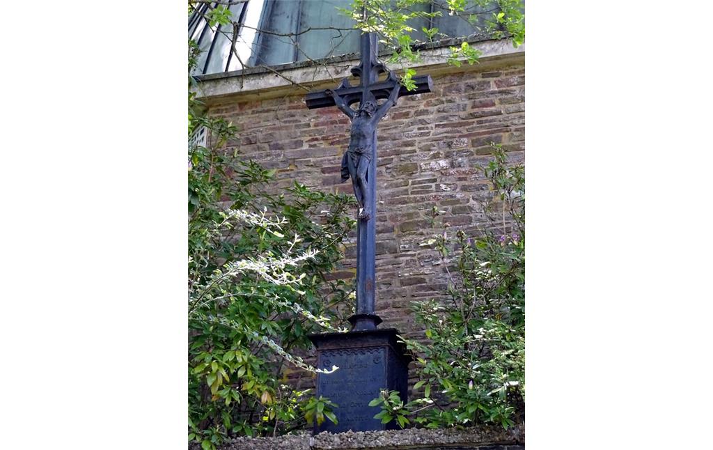 Gottbill-Kreuz hinter der Grabkapelle der Familie von Beulwitz in Nonnweiler (2016)