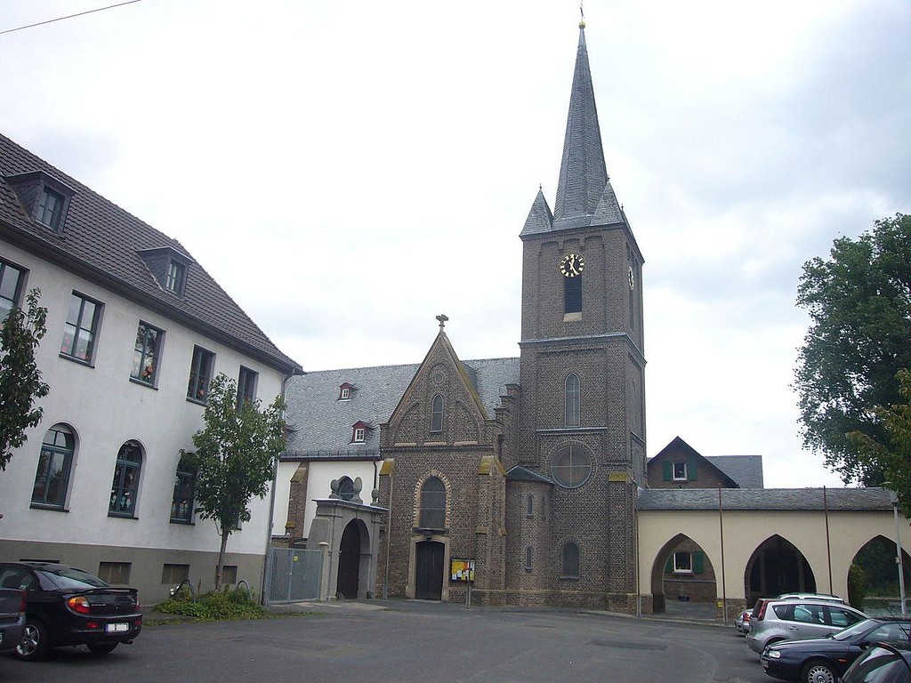 Die Pfarrkirche St. Margaretha in Graurheindorf, die sich auf dem mehrfach überbauten Bereich des ehemaligen Zisterzienserinnenklosters befindet (2011)