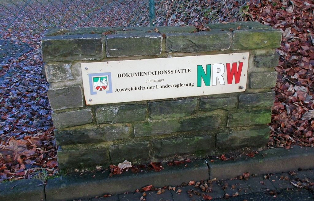 Hinweistafel am Eingang zur "Dokumentationsstätte ehemaliger Ausweichsitz der Landesregierung NRW" in Kall (2016).