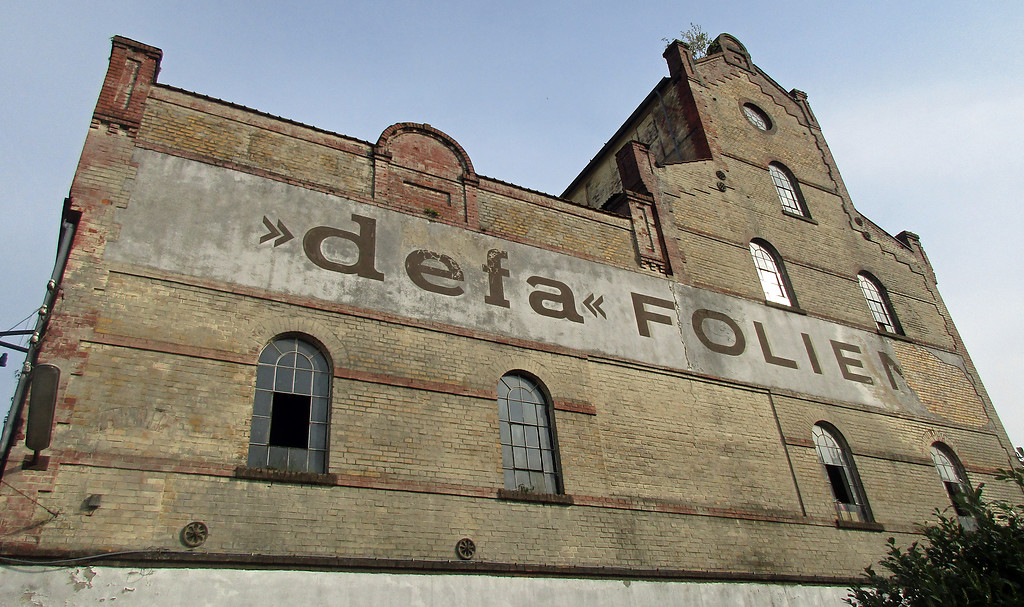 Hauptfassade des zentralen Gebäudes der Aggerhütte bei Lohmar-Honrath mit der Aufschrift "defa FOLIEN" (2017).