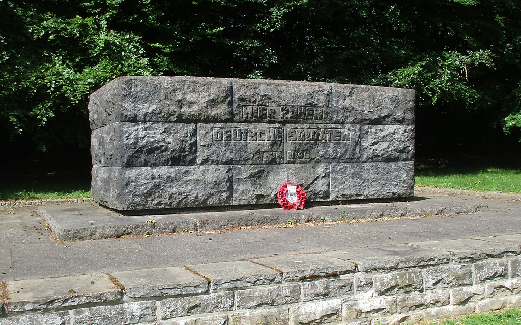 Das zentrale Mahnmal auf dem Soldatenfriedhof mit Gedenkstätte in Vossenack im Kreis Düren (2017).