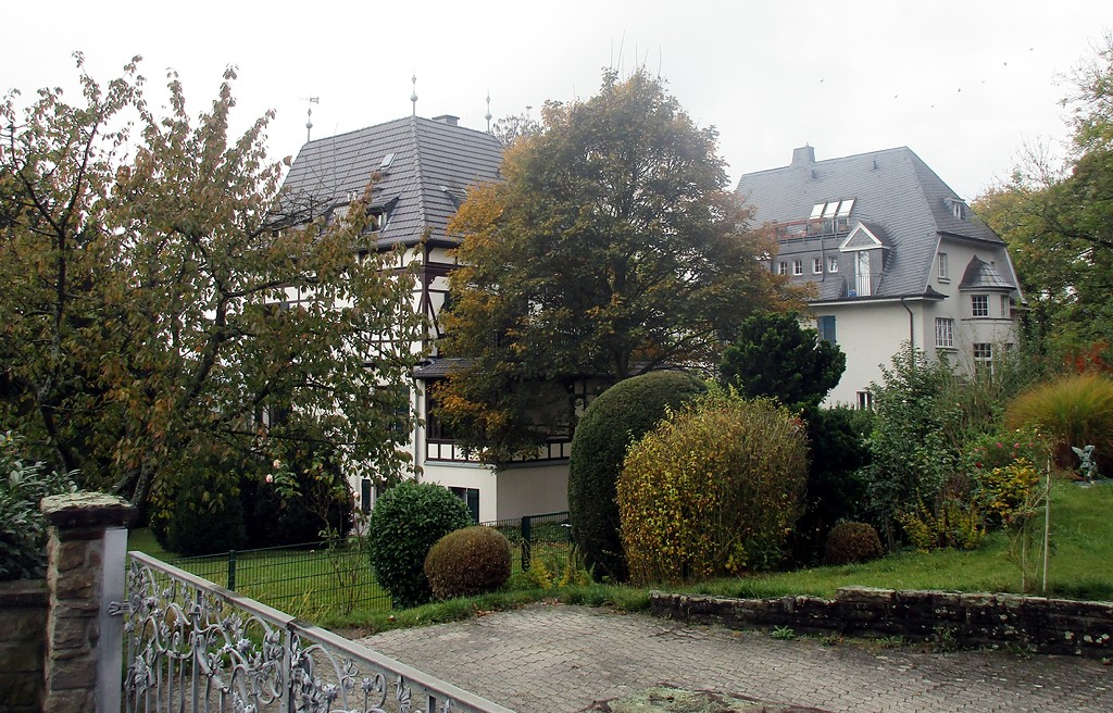 Rückwärtige Ansicht der Häuser Frankenweg 52 ("Landhaus Feuser", früher Am Sperrbaum Nr. 5, links im Bild) und Frankenweg 54 (rechts) mit Blick über die Gärten in Bad Honnef-Rhöndorf (2016).