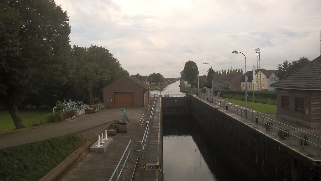 Spoykanal mit der Schleuse vor der Mündung in den Griethauser Altrhein bei Kleve (2015)