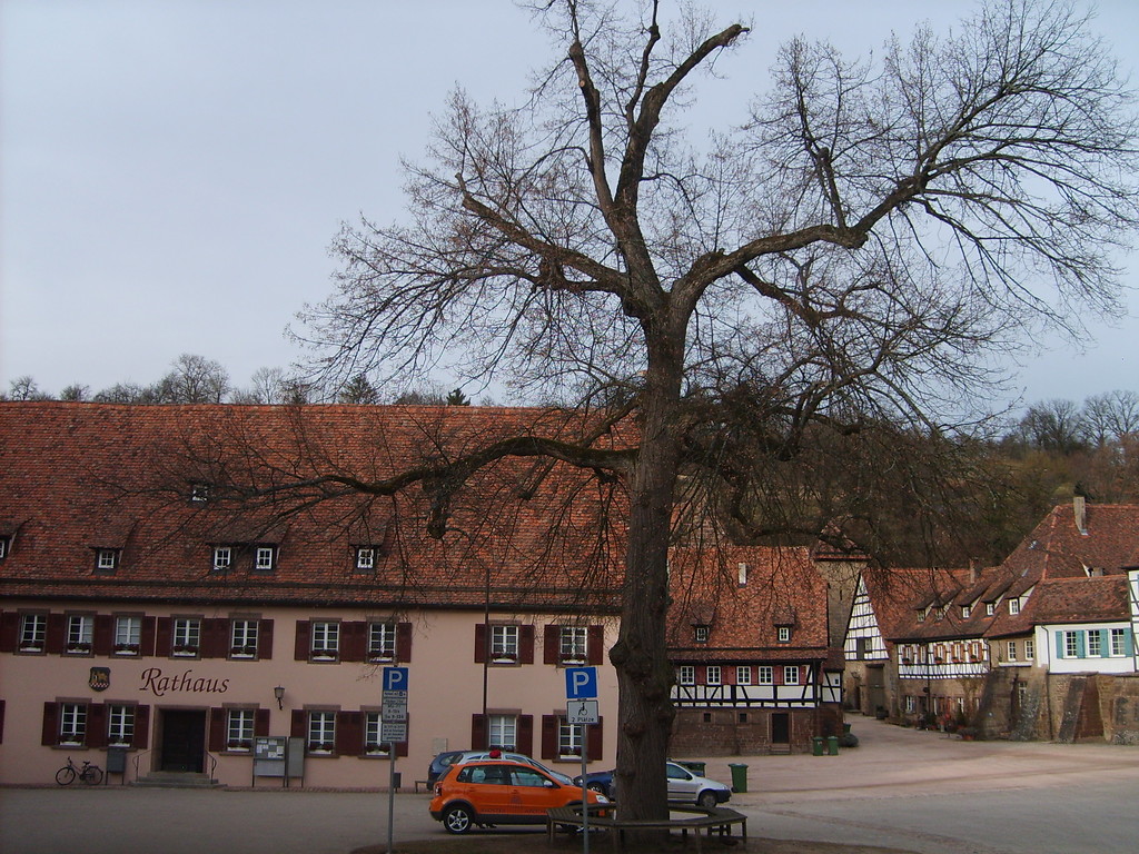 Klosterplatz und ehemaliger Klosterhof von Maulbronn, in dem heute das Rathaus untergebracht ist (2013)