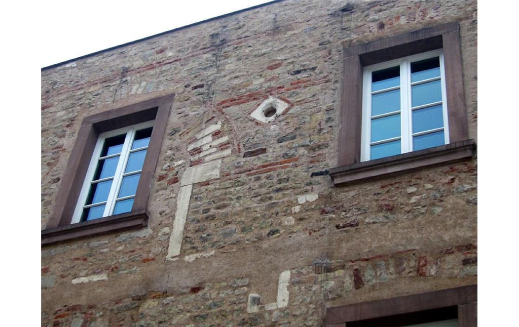Details am Mauerwerk des früheren Wohnturms "Turm Jerusalem" am Trierer Domfreihof, östliche Gebäudefront (2013)