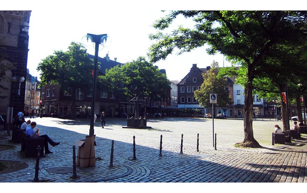 Der städtische Platz Freithof am Quirinus-Münster in Neuss (2014).