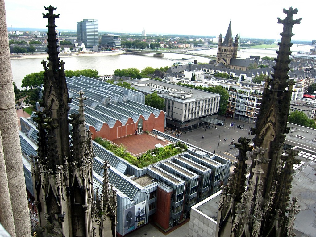Blick vom Dach des Kölner Doms auf das Museum Ludwig und den Kurt-Hackenberg-Platz, der früher von der römischen Hafenstraße gequert wurde (2014)