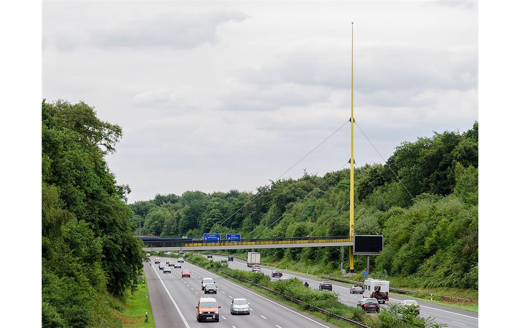 Die Expo-Brücke an der Bundesautobahn A3 entlang des Duisburger Stadtwaldes (2015).