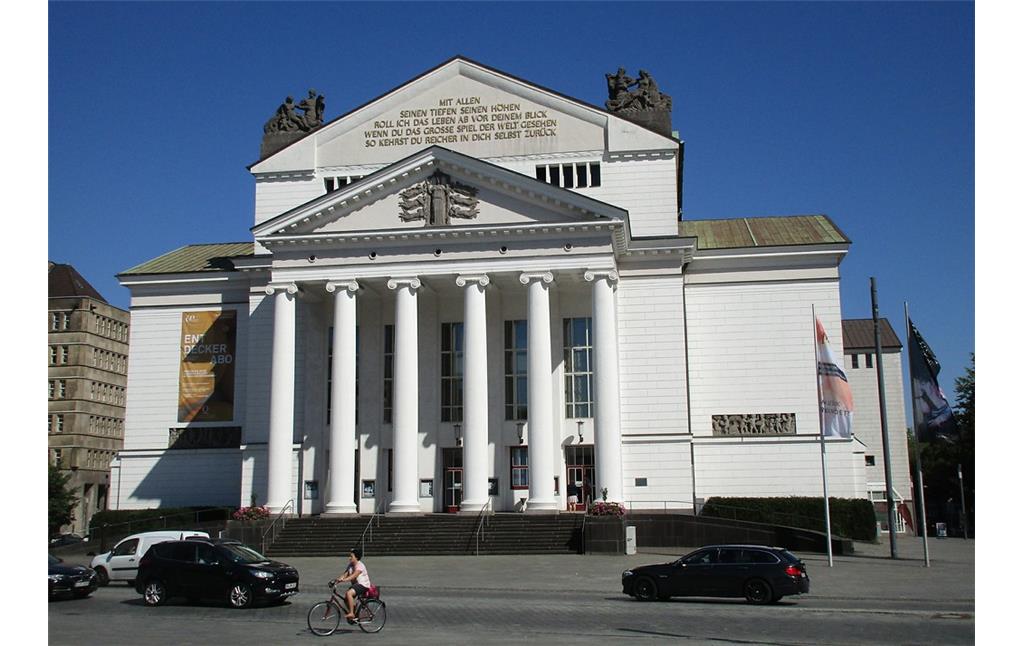 Das Duisburger Stadttheater an der Landfermannstraße, gegenüber des König-Heinrich-Platzes in Duisburg (2016).