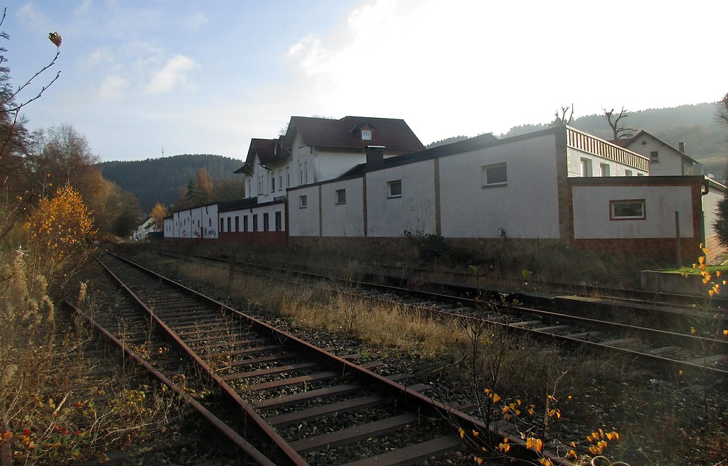 Haupt- und Nebengebäude des Bahnhofs Hellenthal der Oleftalbahn, rückwärtige Ansicht von den Gleisanlagen aus (2016).