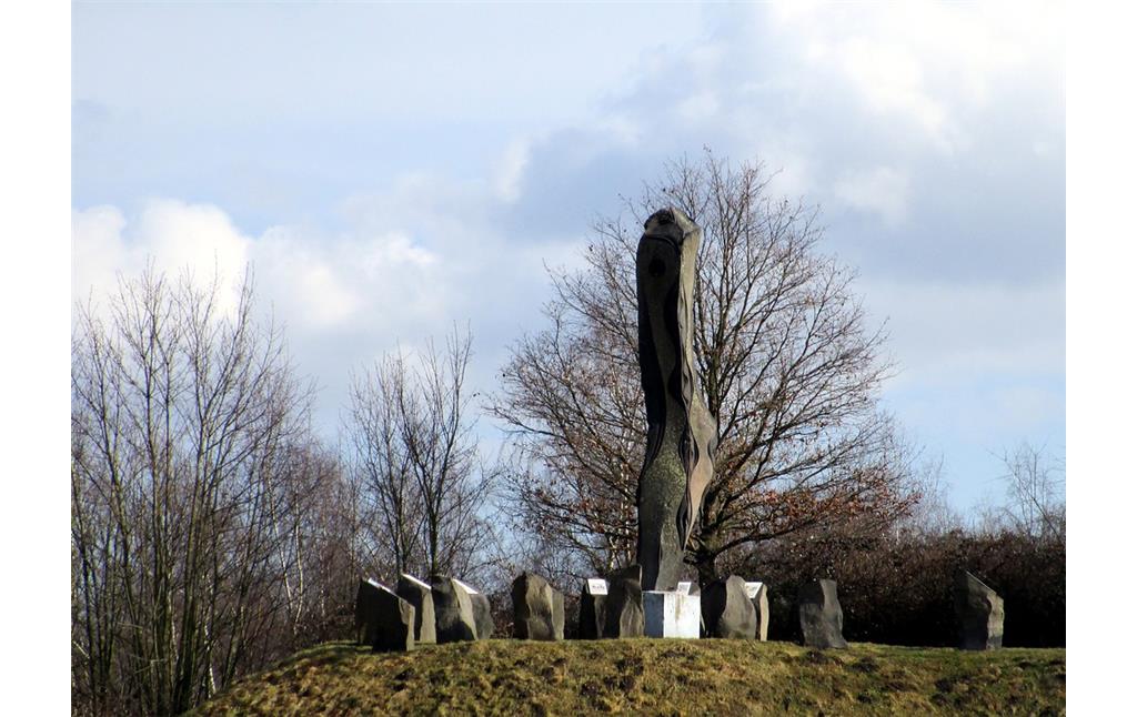 Skulpturen im Skulpturengarten LAPIDEA im Grubenfeld nördlich von Mayen (2015)