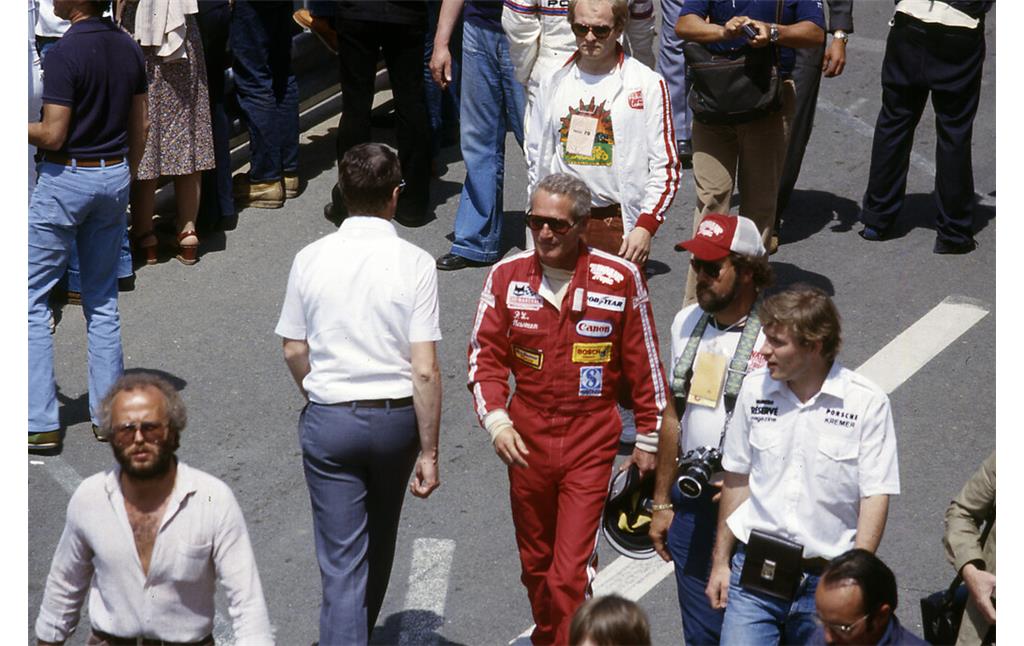 Der US-Schauspieler und Hobby-Rennfahrer Paul Newman beim 24-Stunden-Rennen von Le Mans 1979, vor ihm links vorne im Bild Georg Loos, der Chef des Kölner GELO Racing Teams.