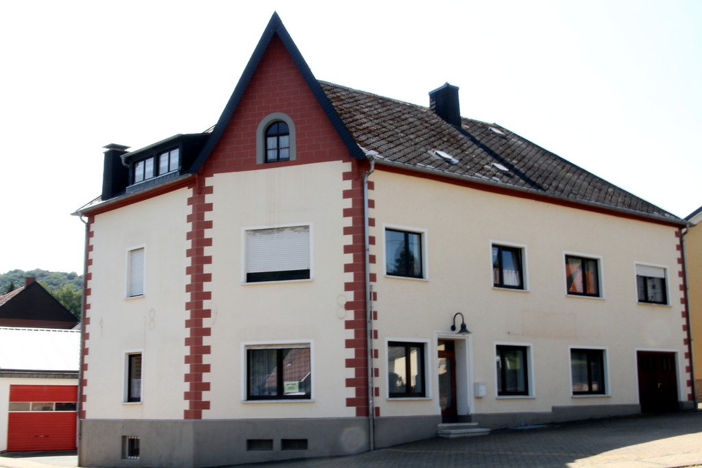 Frontansicht des alten Bauernhauses Im Brühl 2 in Nonnweiler-Kastel (2016)