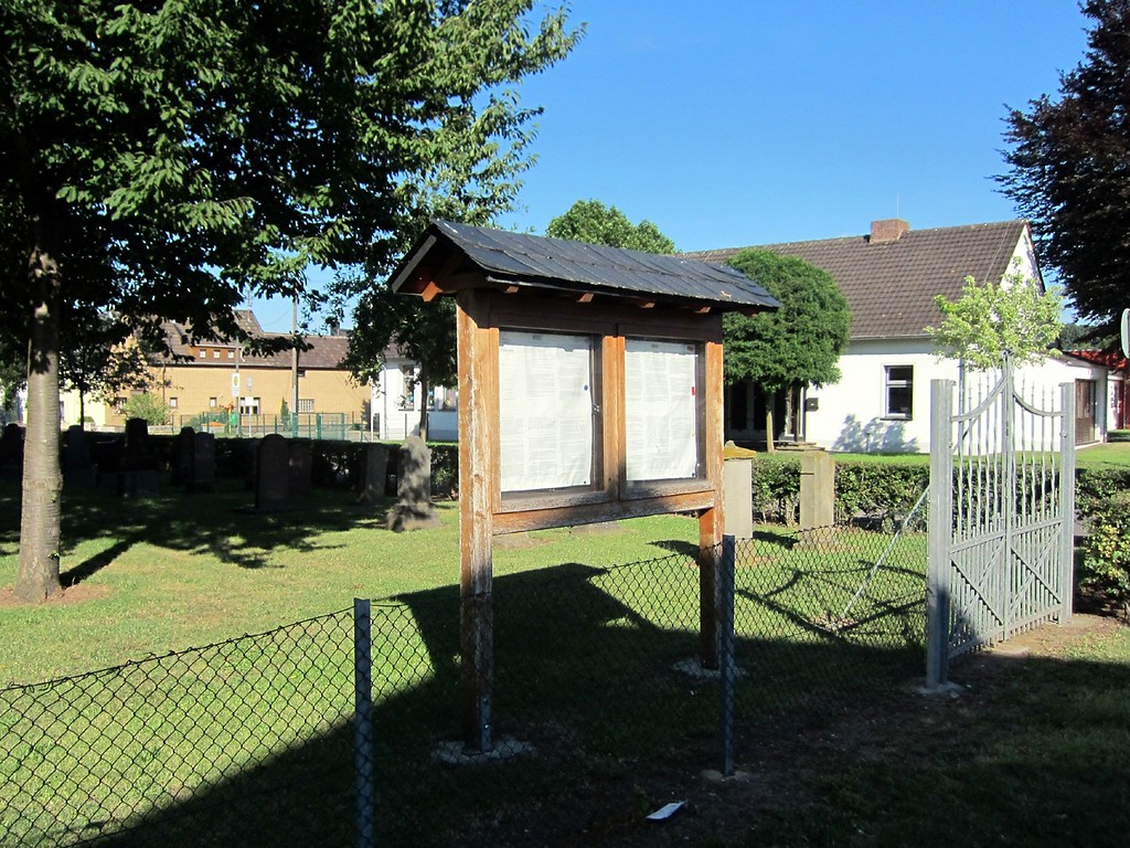 Informationstafel am jüdischen Friedhof in Sinzenich (2012)