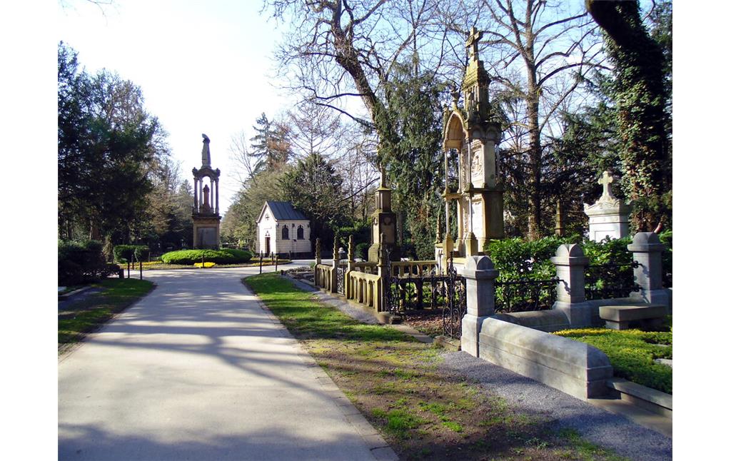 Blick auf die sogenannte "Millionenallee" aus östlicher Richtung auf dem Melatenfriedhof in Köln-Lindenthal (2020)