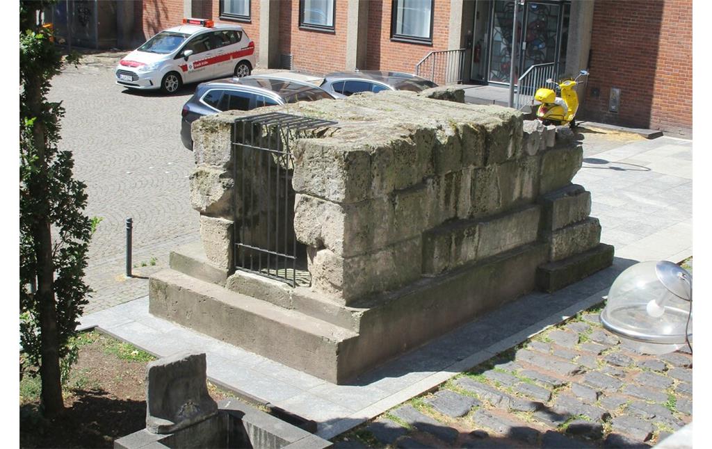 Ein Relikt des römischen Abwasserkanals zwischen dem Roncalli- und dem Kurt-Hackenberg-Platz in Köln Altstadt-Nord (2023).