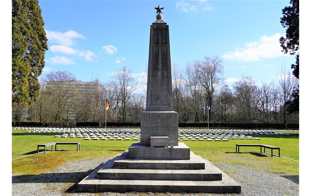 Der Obelisk des italienischen Ehrenfriedhofes auf dem Kölner Südfriedhof in Köln-Zollstock (2023).