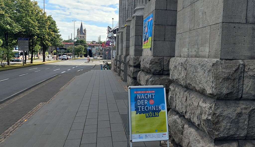 Blick entlang des Konrad-Adenauer-Ufers in Köln-Altstadt-Nord, im Hintergrund der Kirchturm von Groß Sankt Martin und rechts im Bild das frühere Direktionsgebäude der Reichsbahndirektion (2022).