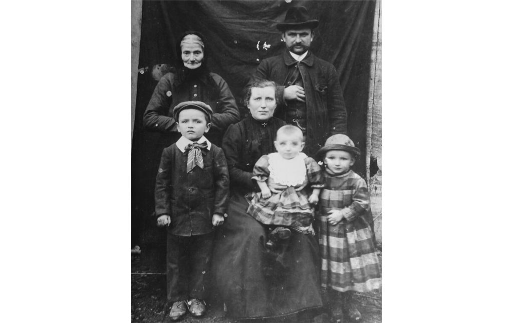 Familienporträt an der Krackesmühle bei Gräfendhron (um 1920)
