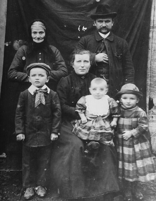 Familienporträt an der Krackesmühle bei Gräfendhron (um 1920)