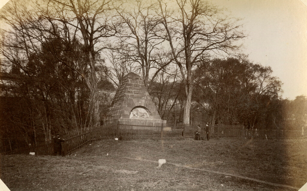 Historische Fotografie des Denkmals für General Marceau bevor das Gelände als Friedhof genutzt wurde (um 1890).