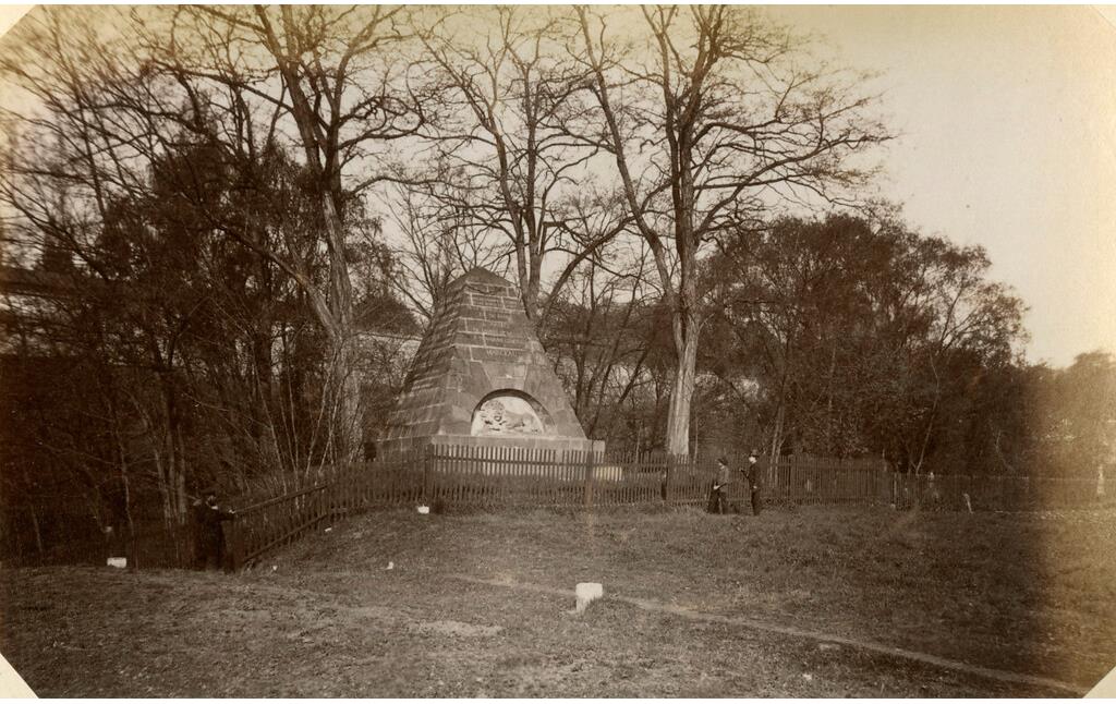 Historische Fotografie des Denkmals für General Marceau bevor das Gelände als Friedhof genutzt wurde (um 1890).