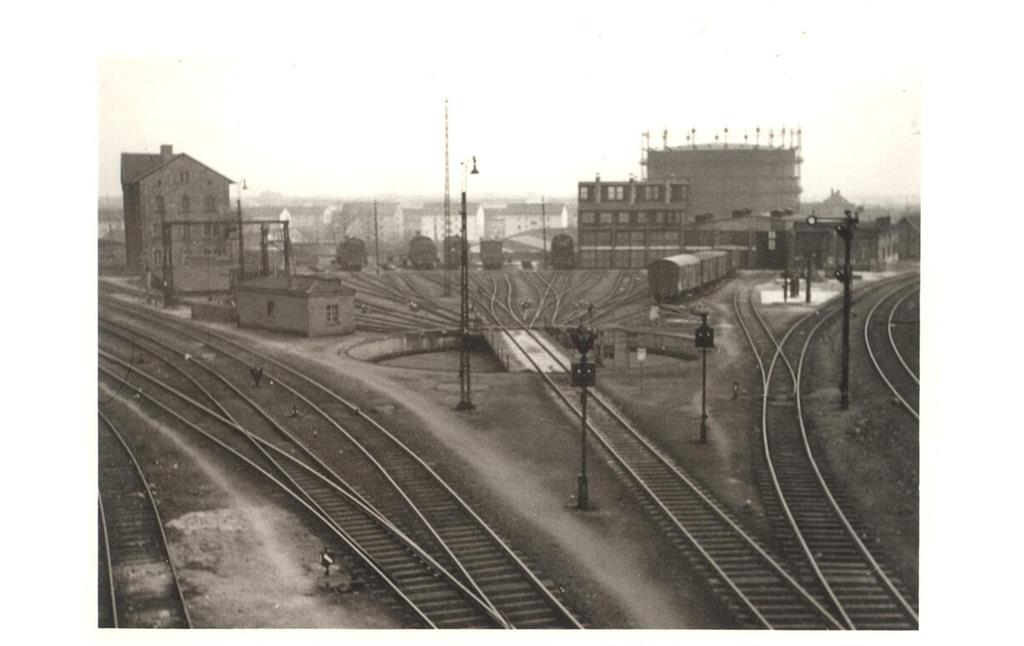 Blick aus dem Reiterstellwerk auf die Anlage des ehemaligen Bahnbetriebswerks Neustadt (ca. 1960)