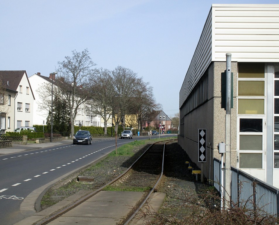 Betriebsbebäude des Busdepots der Rhein-Sieg-Verkehrsgesellschaft mbH (RSVG) in Sieglar (2017), links davon Gleise der Kleinbahn Siegburg - Zündorf.