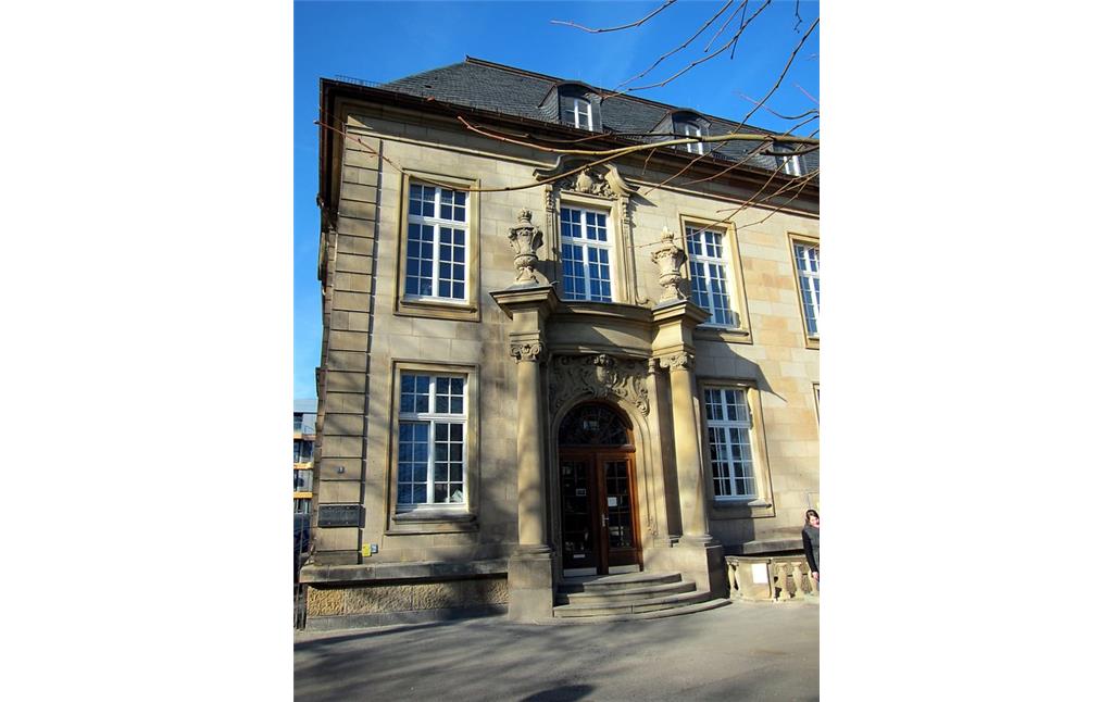 Eingangsbereich des ehemaligen Preußischen Oberbergamts Bonn, heute Historisches Seminar der Universität Bonn (2015).