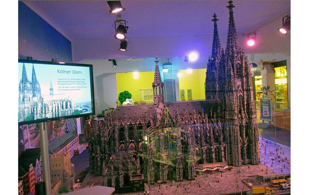 Aus LEGO-Spielsteinen gefertigtes Modell des Kölner Doms in der Ausstellung des Technikmuseums Dynamikum in Pirmasens (2019)
