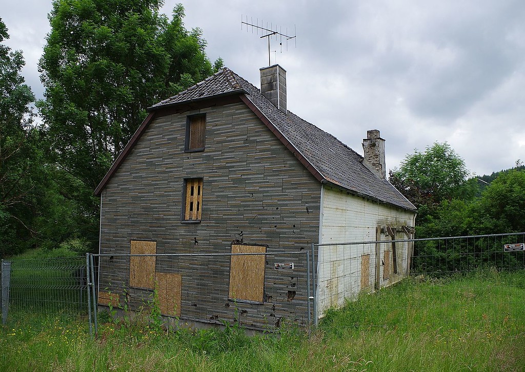 Die Alte Gerberei Hellenthal, auch "Haus Krämer" bzw. "Gerberei Matheis" genannt, Ansicht der Nordostseite (2017).