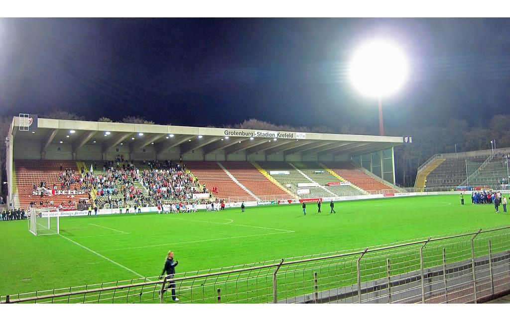 Flutlichtspiel im Grotenburg-Stadion - im Focus die 107 Meter lange und komplett überdachte Nordtribüne von 1986 mit einer Kapazität von 6.000 Sitzplätzen (2013).