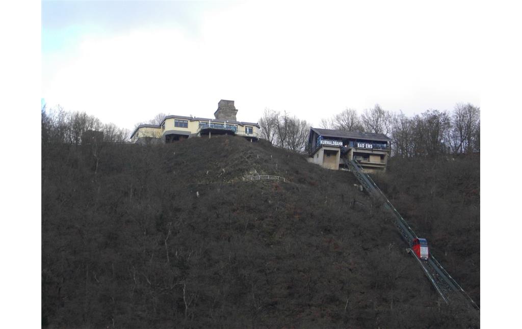Bergstation der Kurwaldbahn in Bad Ems mit der benachbarten Gaststätte und dem Bismarckturm (2008)