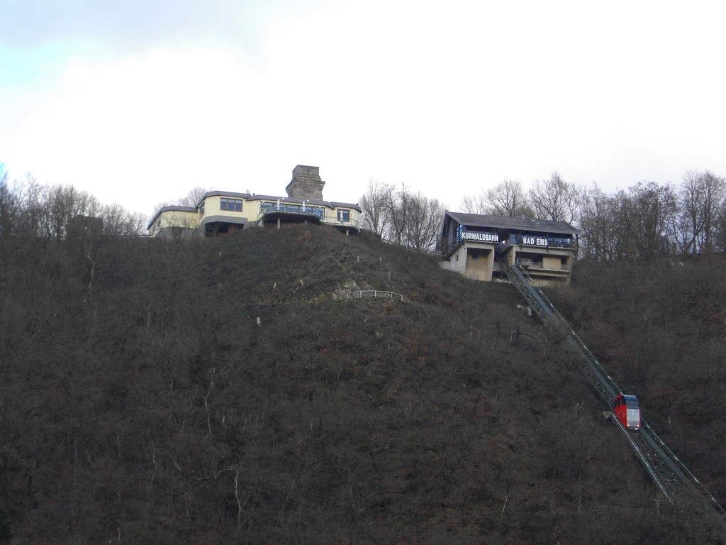 Bergstation der Kurwaldbahn in Bad Ems mit der benachbarten Gaststätte und dem Bismarckturm (2008)