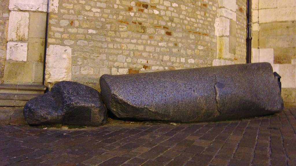 Die in zwei Teile zerbrochene und rund 65 Tonnen schwere Dioritsäule vor dem Haupteingang des Trierer Doms, der so genannte "Domstein" (2014).