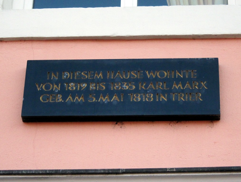 Schild am Karl Marx-Wohnhaus in der Trierer Simeonstraße (2014). Die Familie von Karl Marx lebte hier von 1819 bis um 1850. Die Inschrift der steinernen Tafel lautet: "In diesem Hause wohnte von 1819 bis 1835 Karl Marx geb. am 5. Mai 1818 in Trier".