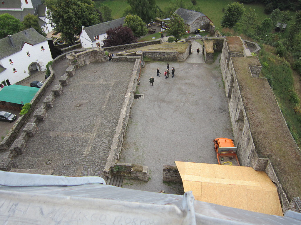 Blick vom Bergfried auf den Burghof rechts und den Rittersaal links der Burg Reifferscheid in Hellenthal (2013)