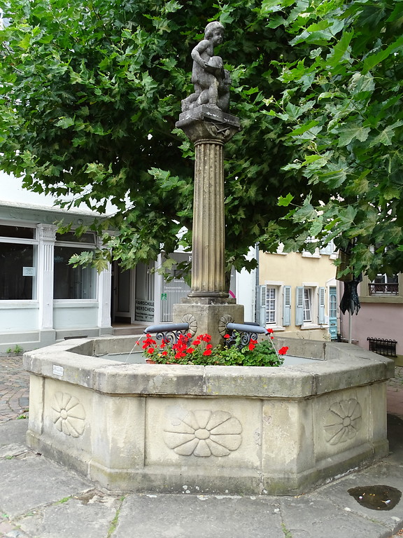 Gesamtansicht des Hutmacherbrunnens in Kusel (2018)