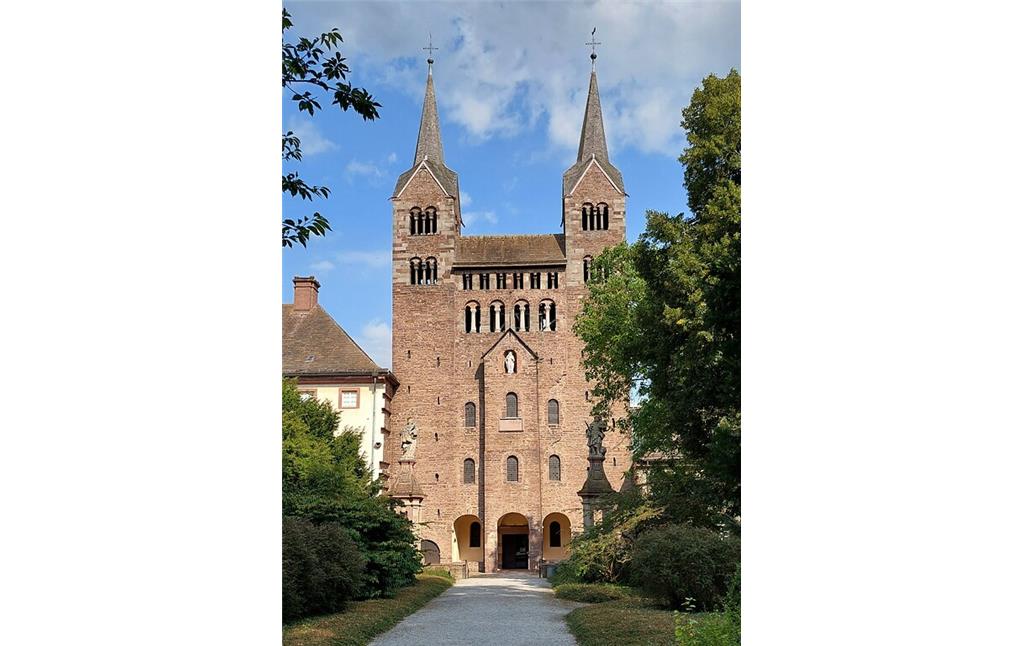 Westwerkfassade der ehemaligen Klosterkirche der Benediktinerabtei Corvey bei Höxter, heute katholische Pfarrkirche St. Stephanus und St. Vitus (2021).