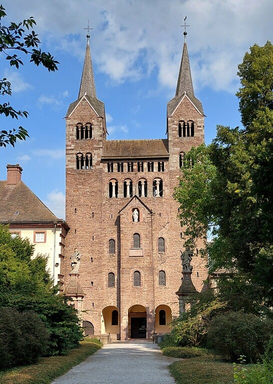 Westwerkfassade der ehemaligen Klosterkirche der Benediktinerabtei Corvey bei Höxter, heute katholische Pfarrkirche St. Stephanus und St. Vitus (2021).