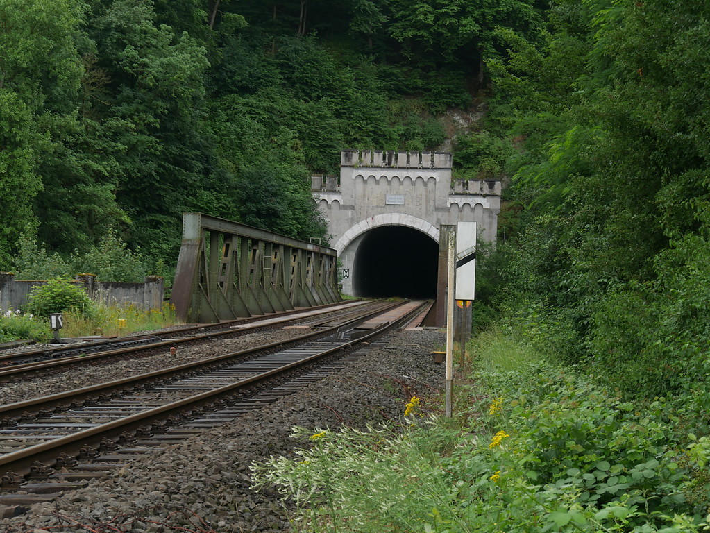 Eisenbahnbrücke bei Runkel mit östlichem Portal des Ennericher Eisenbahntunnels (2017)