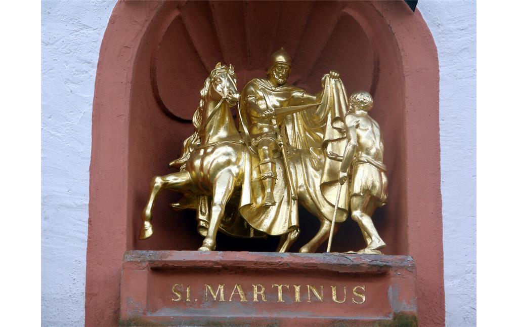 Detailansicht der Skulptur des heiligen St. Martins über dem Kirchenportal der Pfarrkirche Sankt Martin in Briedel (2021)