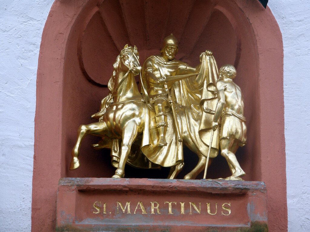 Detailansicht der Skulptur des heiligen St. Martins über dem Kirchenportal der Pfarrkirche Sankt Martin in Briedel (2021)