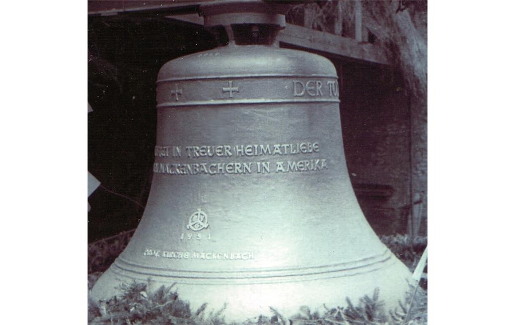 Die Glocke der evangelischen Kirche in Mackenbach aus dem Jahre 1951 wurde von Mackenbachern aus den USA gestiftet (1950er Jahre)