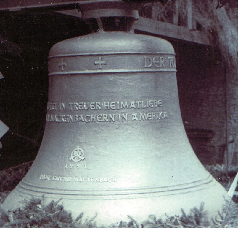Die Glocke der evangelischen Kirche in Mackenbach aus dem Jahre 1951 wurde von Mackenbachern aus den USA gestiftet (1950er Jahre)
