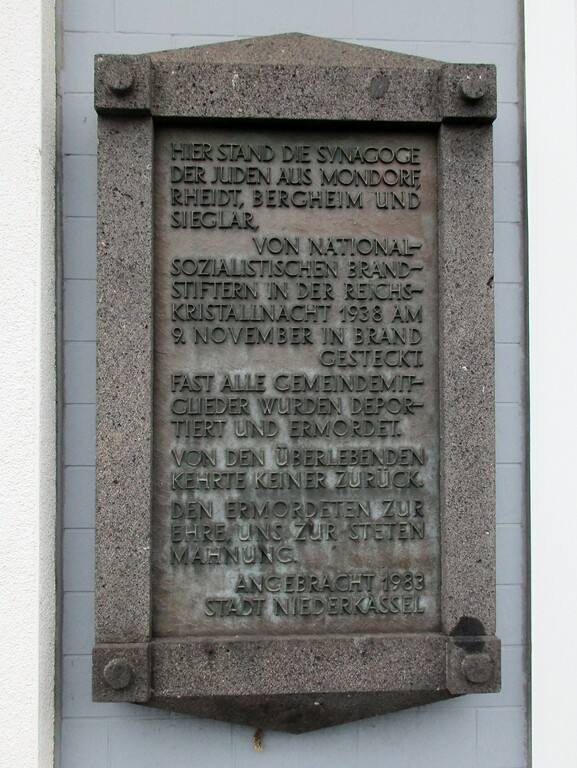 Gedenktafel am Standort der einstigen Synagoge Mondorf (2024).